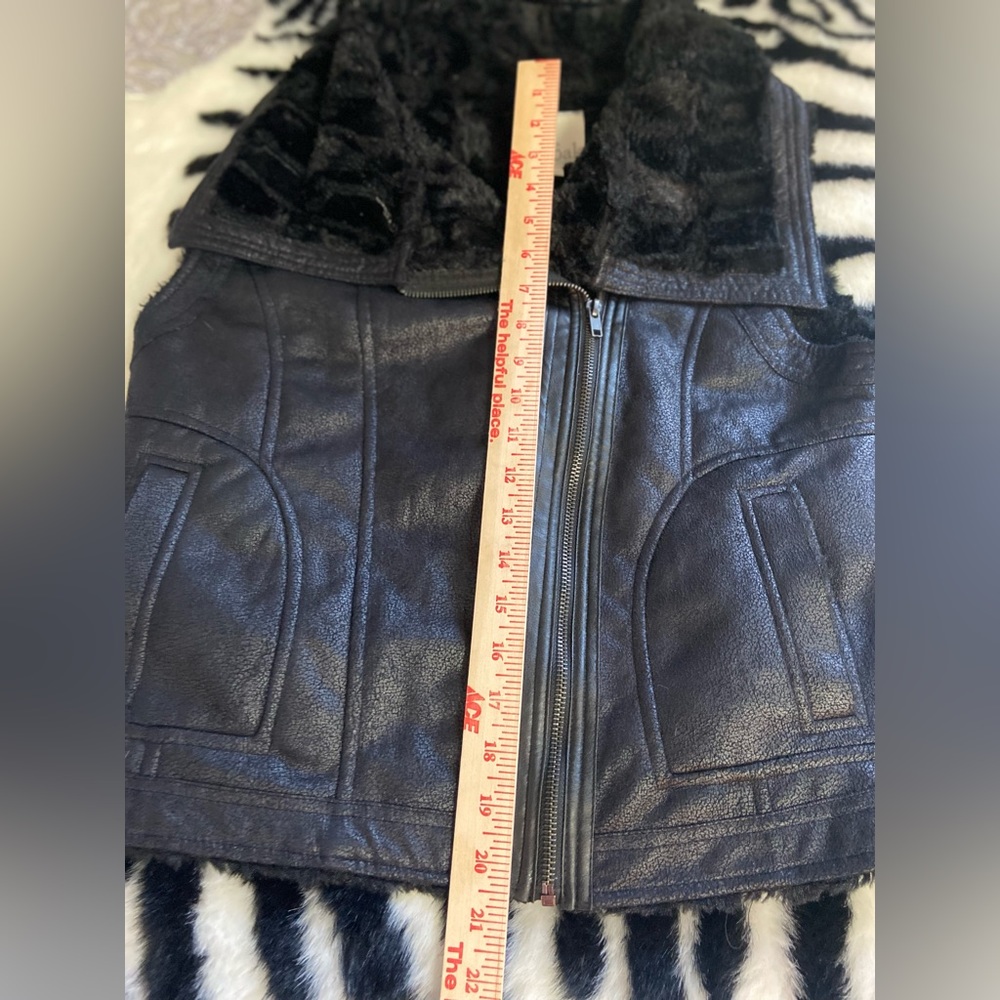 Women's Black Faux Fur Collar Vest - Picture 5 of 9